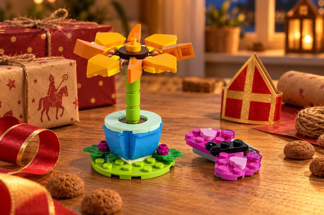 LEGO® bloem en vlinder naast ingepakte sinterklaascadeaus en een rode mijter op een houten tafel