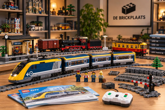 Moderne en vintage LEGO® treinen met rails, station, minifiguren en treinonderdelen op een tafel