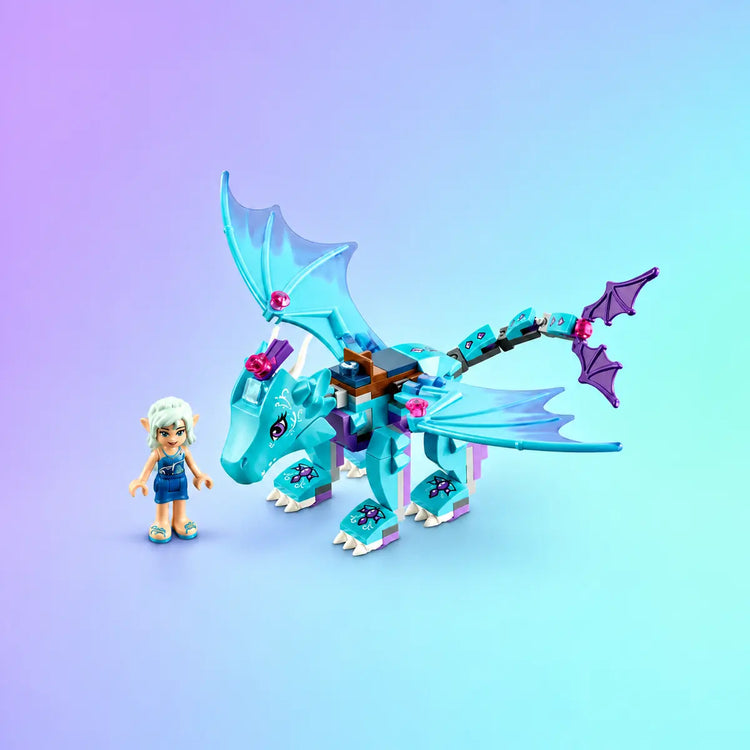 Turquoise LEGO® Elves waterdraak uit set 41172 met een minipoppetje op een pastelachtergrond