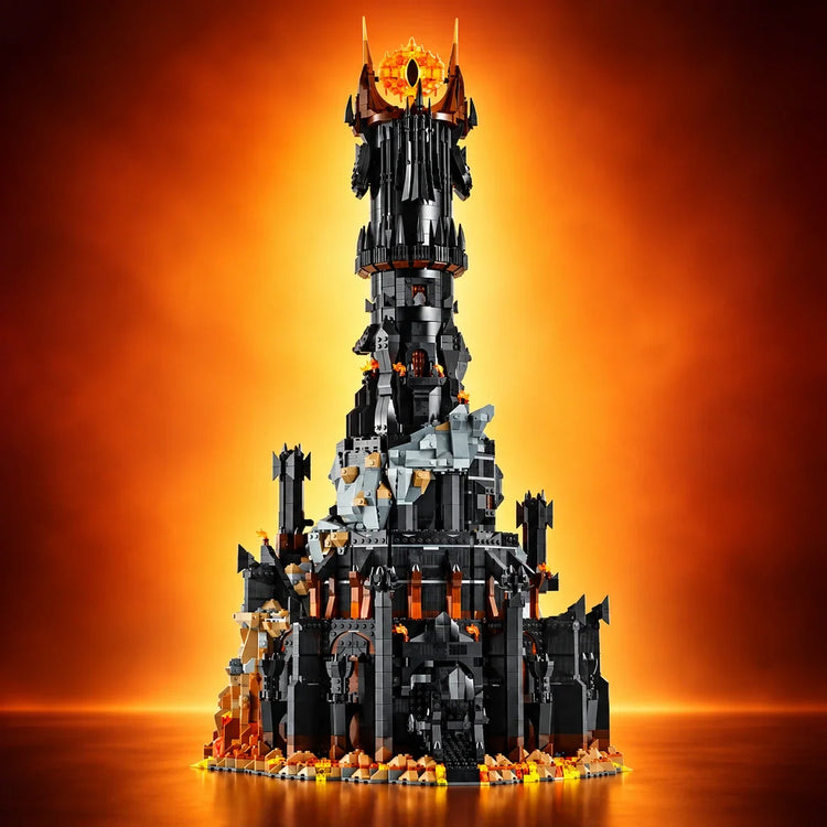 LEGO® Barad-dûr 10333 met zwarte toren, rotsachtige vesting en het Oog van Sauron op een goudoranje achtergrond