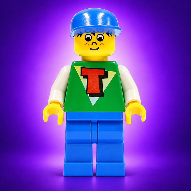 LEGO® Time Cruisers Timmy tim004 met blauwe pet, groene romp met rode T en blauwe benen op een paarse achtergrond