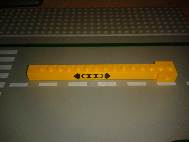 Part 2350dpb01 - Crane Arm Outside, Narrow with 15 studs with Black Moving Pattern - De BrickPlaats