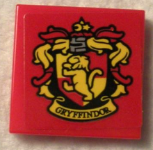 Part 3068pb1681 - Tile 2 x 2 with HP 'GRYFFINDOR' House Crest on Red Background Pattern (Sticker) - Set 75956 - De BrickPlaats