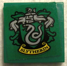 Part 3068pb1684 - Tile 2 x 2 with HP 'SLYTHERIN' House Crest on Green Background Pattern (Sticker) - Set 75956 - De BrickPlaats