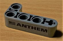 Part 32140pb13 - Technic, Liftarm, Modified Bent Thick L-Shape 2 x 4 with 'ANTHEM' and Black USA Flag Pattern (Sticker) - Set 42078 - De BrickPlaats