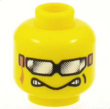 Part 3626pb0189 - Minifigure, Head Goggles with Strap, Dimple, Determined with Teeth on Ends Pattern - De BrickPlaats