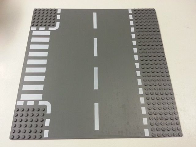 Teil 44341px2 - Grundplatte, Straßenkreuzung 32 x 32 mit 6-Ständer-T-Kreuzung, weißen gestrichelten Linien und Fußgängerüberwegmuster