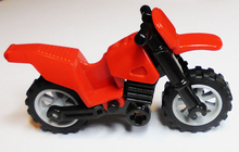 Part 50860c11 - Motorcycle Dirt Bike with Black Chassis (Long Fairing Mounts) and Light Bluish Gray Wheels - De BrickPlaats