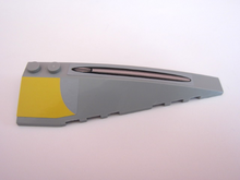Part 50956pb031 - Wedge 10 x 3 Right with Cannon Ridge and Yellow Pattern (Stickers) - Set 7877 - De BrickPlaats