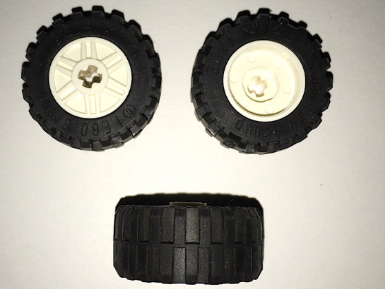 Part 55982c05 - Wheel 18mm D. x 14mm with Axle Hole, Fake Bolts and Shallow Spokes with Black Tire 30.4 x 14 Offset Tread Band Around Center of Tread (55982 / 92402) - De BrickPlaats