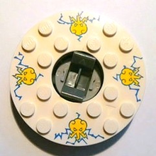 Part 92549c01pb02 - Turntable 6 x 6 x 1 1/3 Round Base with White Top with Yellow Faces on Blue Pattern (Ninjago Spinner) - De BrickPlaats