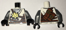 Part 973pb2518c01 - Torso Ninjago Brown Rope, Gold Medallion and Silver Undershirt Front, Scabbards on Back Pattern / Flat Silver Arms / Black Hands - De BrickPlaats
