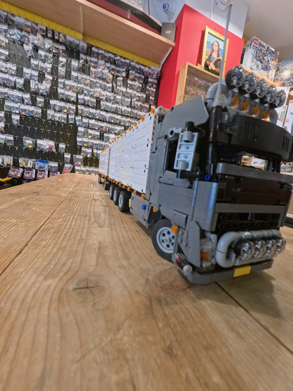 MOC Volvo bakwagen met aanhangwagen