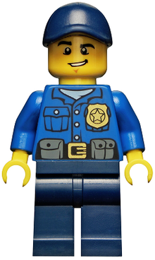 Minifigur cty0454 – Polizei – Stadtbeamter, goldene Dienstmarke, dunkelblaue Mütze mit Loch, schiefes Grinsen