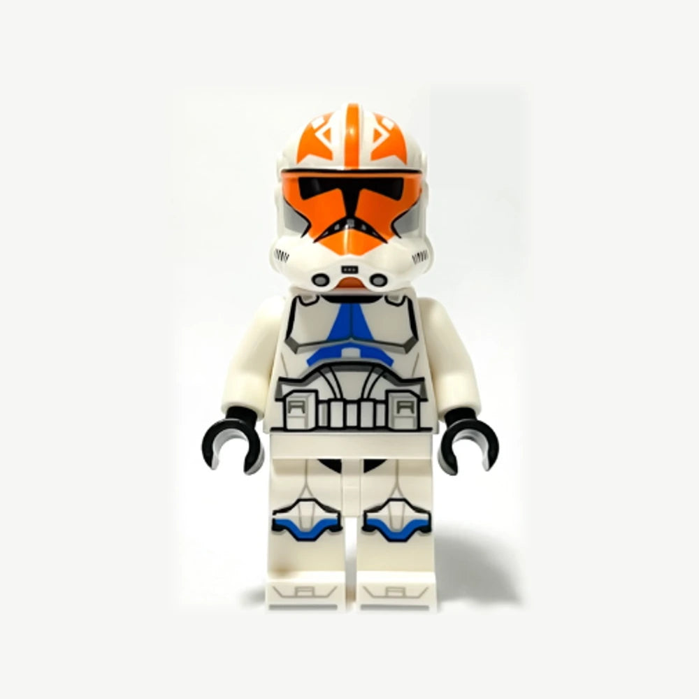 LEGO® Star Wars clone trooper sw1278 met oranje markeringen op de helm op een lichte achtergrond