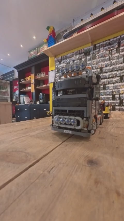 LEGO® MOC Volvo vrachtwagen met oplegger en bulldozer